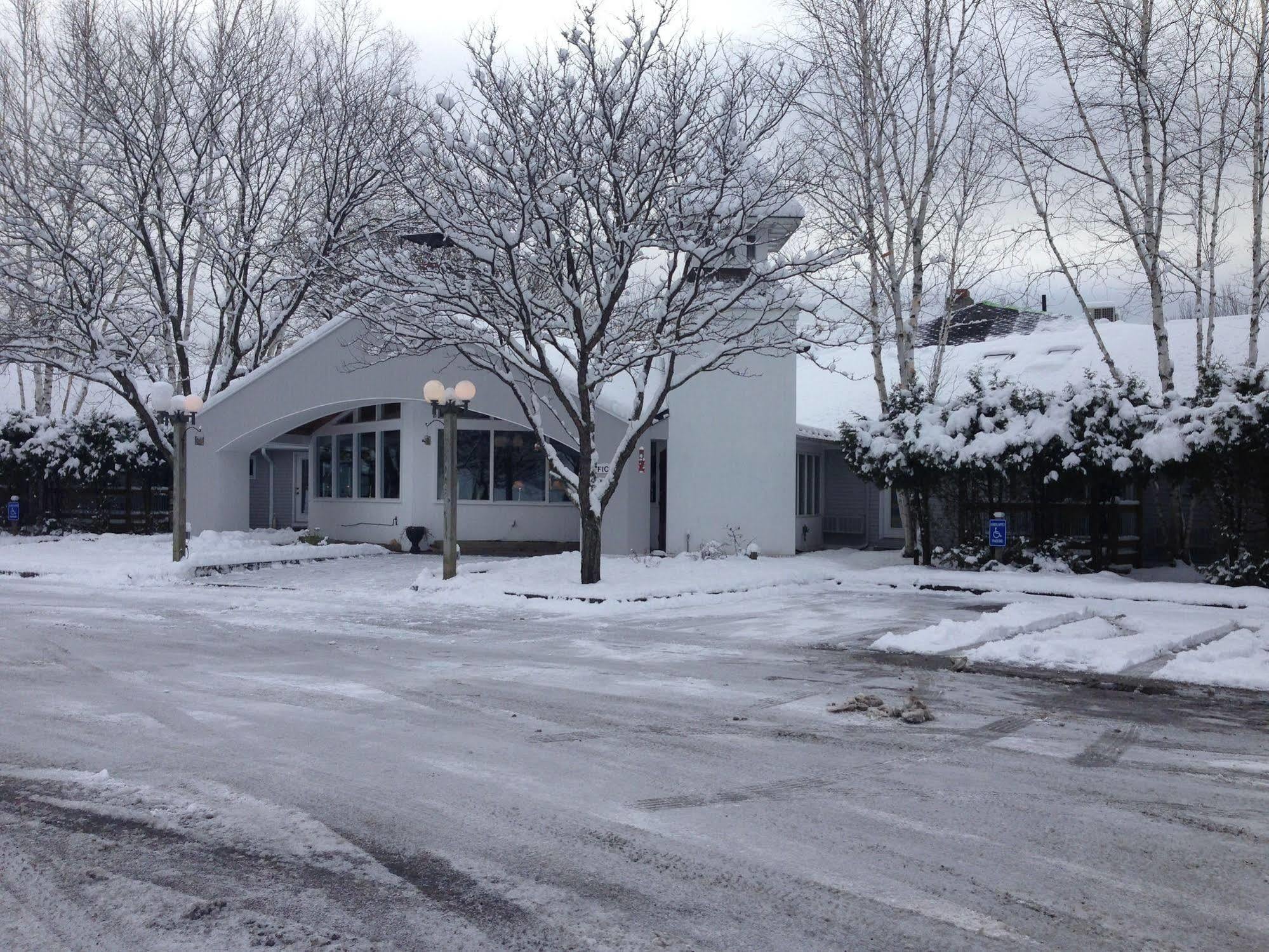 סטואו Mountaineer Inn מראה חיצוני תמונה